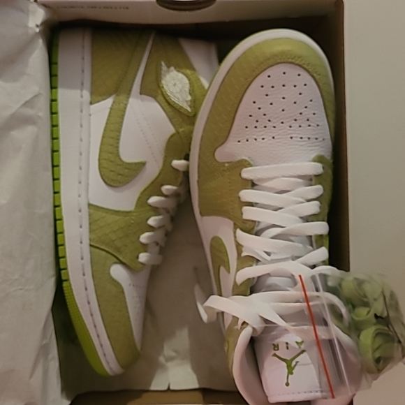 Air Jordan Python/Vivid Green Size 8 - Picture 2 of 4
